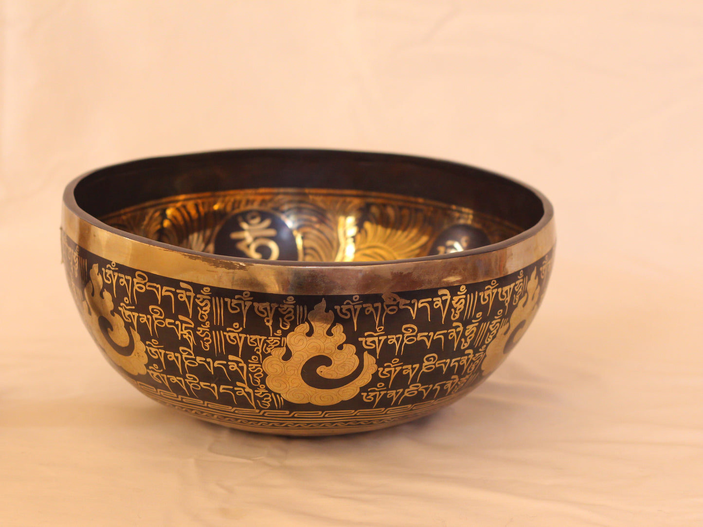 Buddha Engraved Singing Bowl (Black)